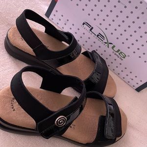 NWT FLexus by spring step black patent Alonsa sandals size 36